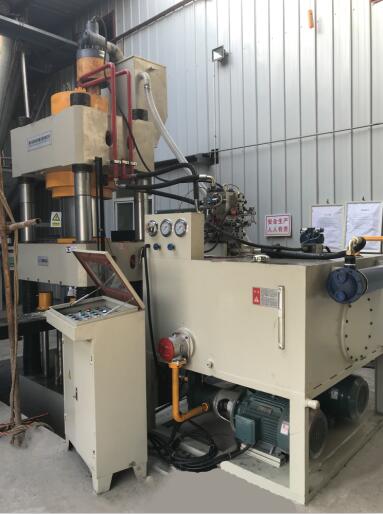 Y32-500T鹽(yan)舔磚四(sì)柱液壓(ya)機